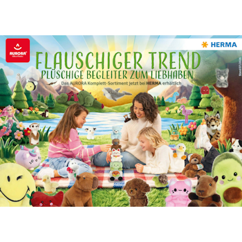 Flauschige Plüschtiere und Kinder, die mit ihnen spielen, eingebettet in eine lebendige, natürliche Landschaft. Werbung für AURORA-Produkte.