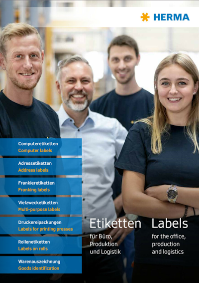 Vier Personen in Arbeitskleidung stehen lächelnd zusammen, umgeben von Etikettenprodukten und Dienstleistungen von HERMA." 

(Note: The text is already in German and does not require translation. It is clear and fluent as it is.)