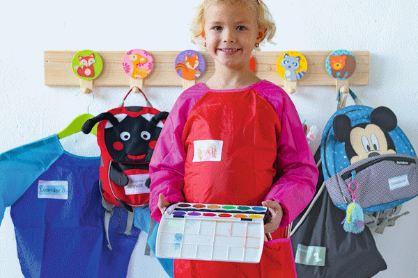 Kindersachen und Kinder mit Namensetiketten