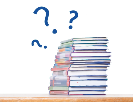 Bücherstapel auf dem Schreibtisch