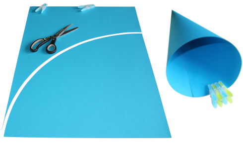 blaue Pappe und eine Schere