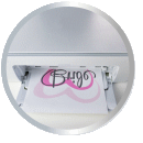 Ein Drucker gibt ein Blatt mit dem Wort 'Bug' in geschwungener Schrift und einem pinken Herzmotiv aus." 

(Note: The original text is already in German and does not require translation. It is clear and fluent as is.)