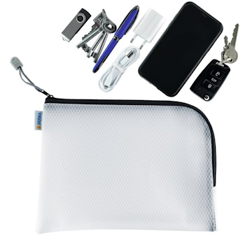 HERMA Universaltasche mit einem Smartphone, Schlüsseln, einem USB-Stick, einem Ladegerät, einem Stift und einem Kabel." 

(Note: The text is already in German and does not require translation. It is clear and fluent as it is.)