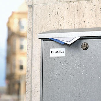 Beschriftetes, wetterfestes Folienetikett auf dem Briefkasten