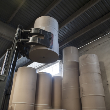Papierfabrik Lagerung" bleibt unverändert, da es sich um einen spezifischen Begriff handelt. Wenn es um die Lagerung in einer Papierfabrik geht, könnte man auch "Lagerung in der Papierfabrik" sagen, um es klarer zu machen.
