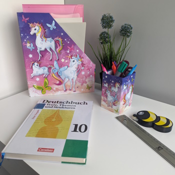 Anwendungsbild eines Stifteköchers und Stehsammlers mit Einhorn-Motiv