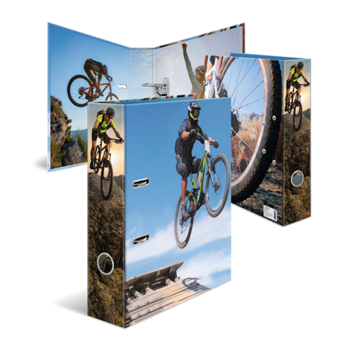 Ein Ordner mit Fotos von Mountainbikern, die über Felsen springen, und einem großen Fahrradreifen auf dem Cover.