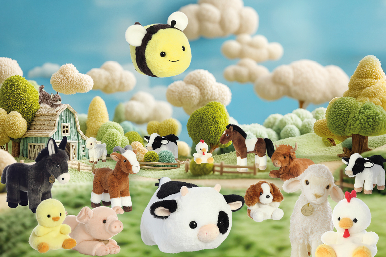 Plüschtiere verschiedener Tiere, darunter Kühe, Pferde, Enten und ein Bienenmotiv, in einer ländlichen Umgebung mit einem Bauernhof im Hintergrund." 

(Note: The text is already in German and does not require translation. It is clear and fluent as is.)