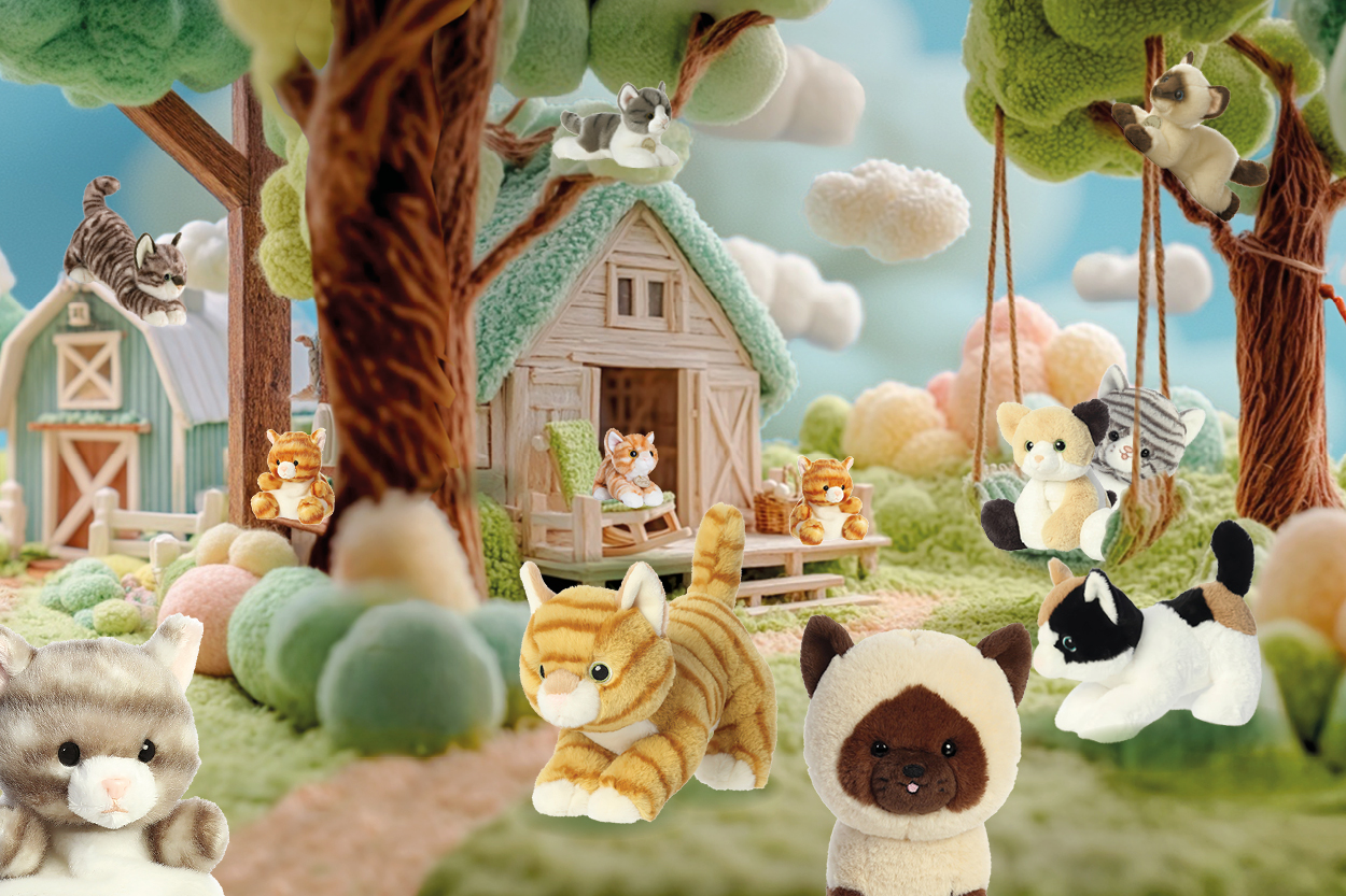 Kuscheltier-Szenario mit verschiedenen Katzenfiguren, die um eine kleine Scheune und Bäume gruppiert sind, umgeben von bunten Wolken und Bällen.