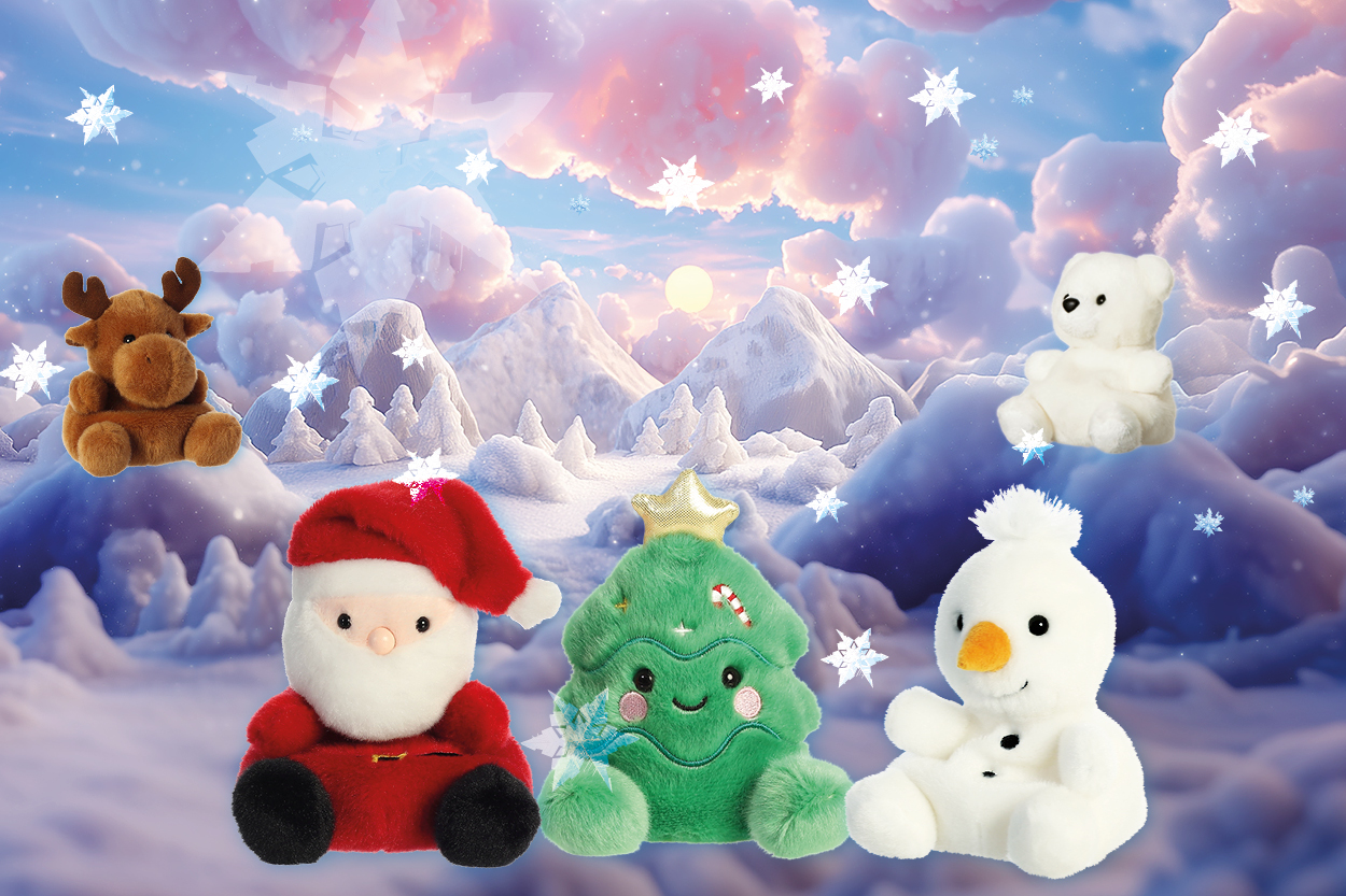 Plüschfiguren eines Weihnachtsmanns, eines Weihnachtsbaums, eines Schneemanns, eines Rentiers und eines Bären vor einer winterlichen Kulisse.