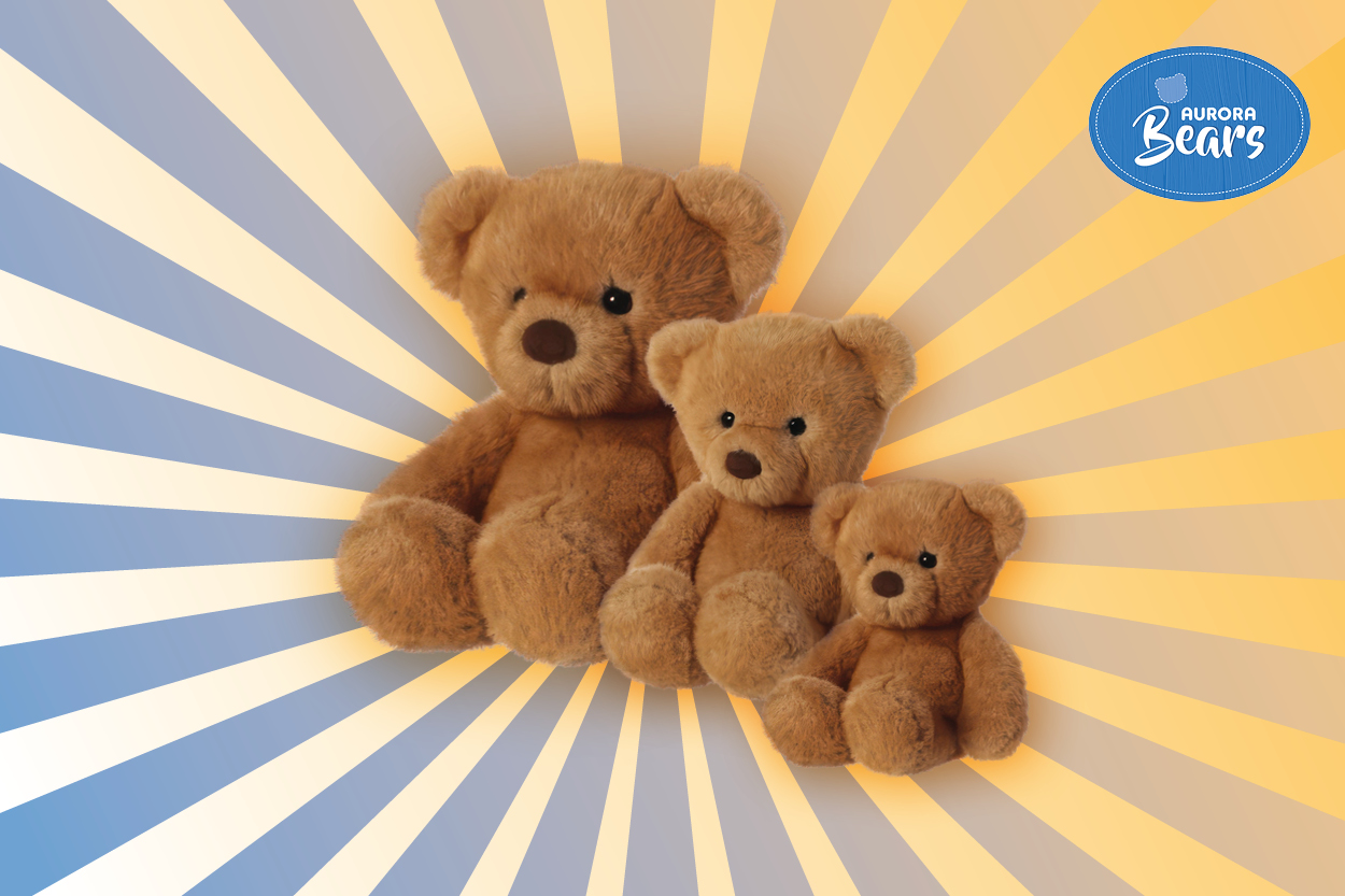 Drei Plüschbären in unterschiedlichen Größen, die auf einem leuchtenden Hintergrund in Blau- und Gelbtönen sitzen.