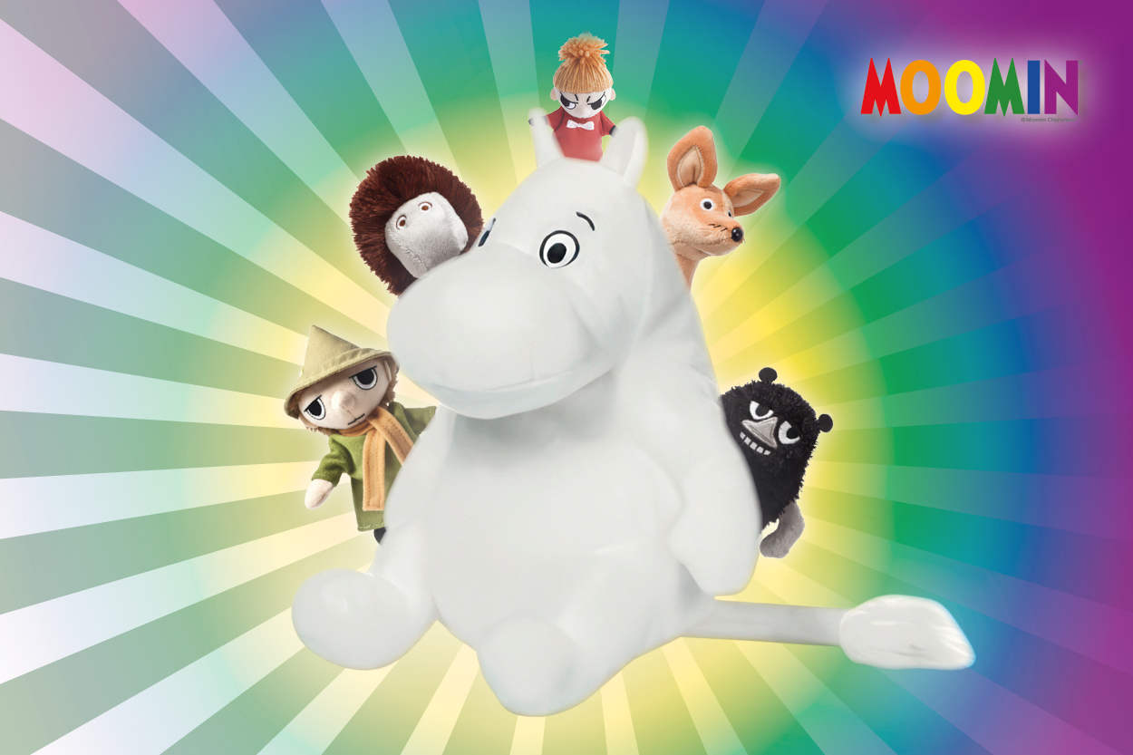 Mumin-Tierfigur, umgeben von verschiedenen anderen Charakteren aus der Mumin-Welt, vor einem lebhaften, bunten Hintergrund.