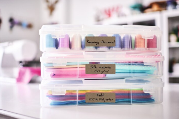 Aufbewahrungsboxen, die mit handschriftlich gestalteten Silphie-Etiketten beschriftet sind.