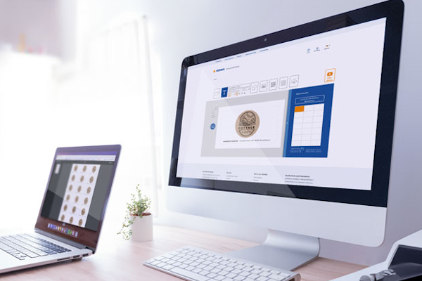 Monitor mit Software zur Etikettengestaltung auf dem Schreibtisch