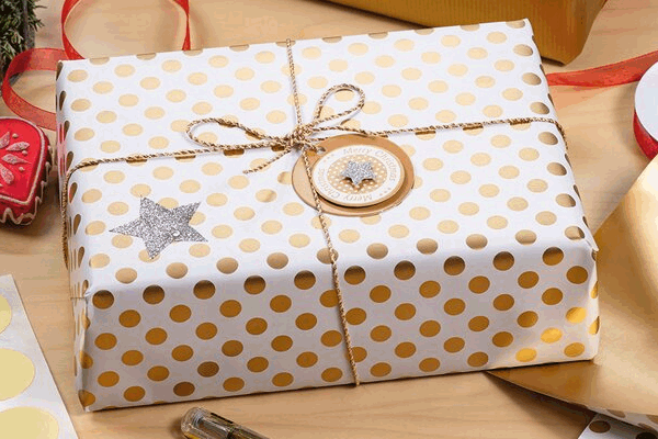 Geschenk mit festlichem Geschenkanhänger