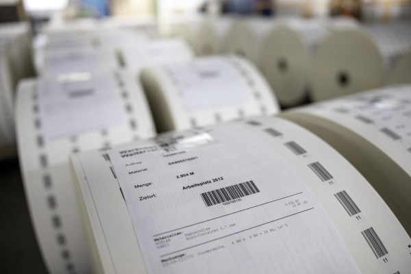 Etikettenrollen"
(Note: The term "Etikettenrollen" is already in German and does not require translation. It refers to rolls of labels, commonly used in various contexts such as shipping, retail, or organization.)