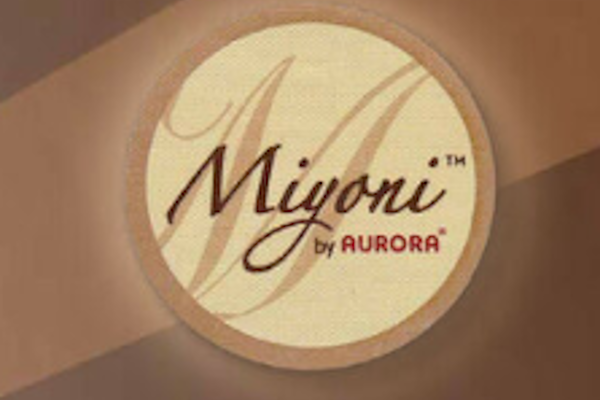 Miyoni-Logo von AURORA, auf einem runden, beigen Hintergrund mit geschwungener Schrift." 

(Note: The text is already in German and does not require translation.)