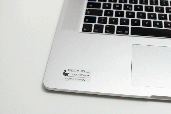 Laptop mit Typenschild-Aufkleber