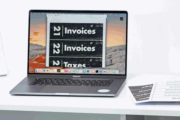 Aufgeklapptes Notebook mit gestalteten Ordneretiketten