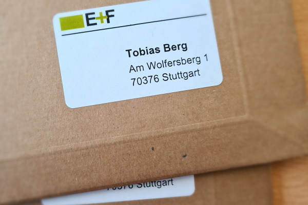 Naturbrauner Briefumschlag mit einem Etikett aus Recyclingmaterial, das bedruckt ist.