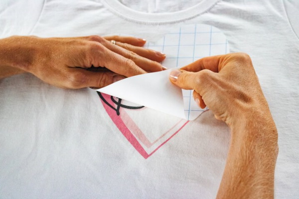 Bedruckte T-Shirt-Folie wird auf das T-Shirt aufgebracht.