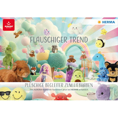 Bunte Plüschtiere und Figuren in einer fantasievollen Umgebung mit Bäumen und einem Regenbogen, präsentiert von AURORA und HERMA.