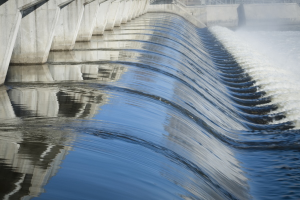 Wasserkraftwerk" bleibt im Deutschen unverändert, da es bereits der korrekte Begriff für ein Kraftwerk ist, das Wasserkraft zur Energieerzeugung nutzt.