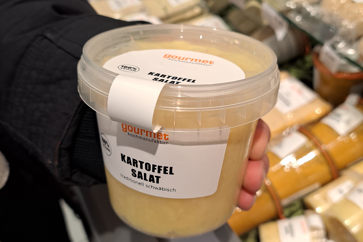 Lösungen Lebensmittel: Two-in-one Produkt- und Verschlussetikett, Sonderform zum Verbinden von Korpus und Deckel, Kartoffelsalat in Kunststoffbecher