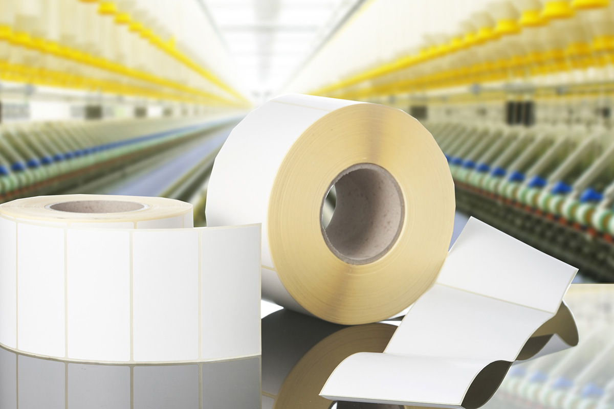 Blankoetiketten: Rollenetiketten vor Industrie-Hintergrund