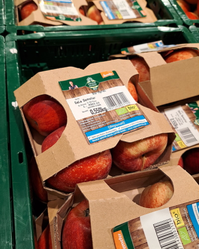 Nachhaltige Etiketten: Apfel in Kartonverpackung mit Etikett