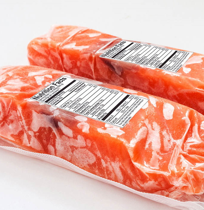 Lebensmitteletikett auf Lachsverpackung aus Folie