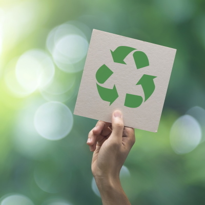 Nachhaltige Etiketten: Recycling-Symbol auf Plakat