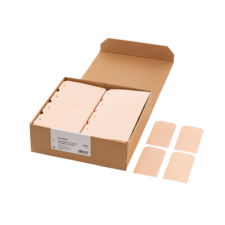 Eine offene Kartonbox mit mehreren rosa Etiketten und vier einzelnen Etiketten daneben.