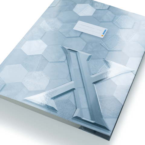 Ein silberner Ordner mit einem hexagonalen Muster und einem großen "X" auf der Vorderseite. Ein Etikett ist ebenfalls sichtbar.