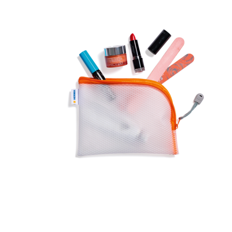 Ein durchsichtiger Kosmetikbeutel mit orangefarbenem Reißverschluss, gefüllt mit Lippenstiften, Nagelfeilen und anderen Schönheitsprodukten.