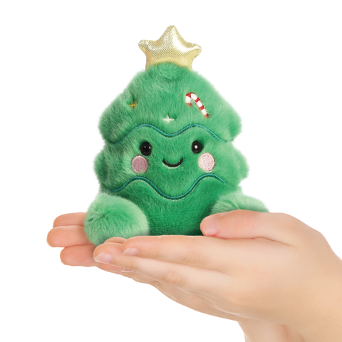 Eine Hand hält ein grünes, kuscheliges Weihnachtsbaumspielzeug mit einem Lächeln und einer goldenen Spitze.