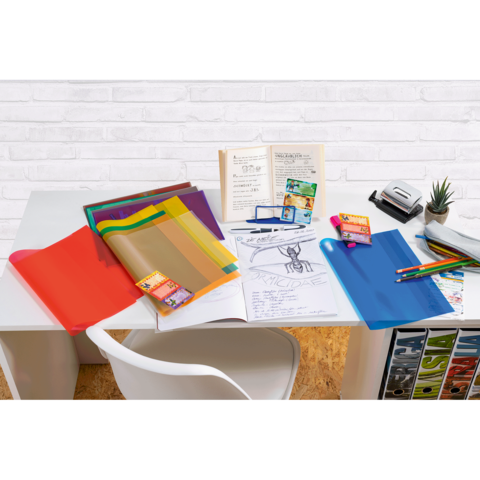 Bürotisch mit bunten Ordnern, Schreibutensilien, einem Notizbuch und einer Pflanze. Hintergrund aus weißen Ziegelsteinen.