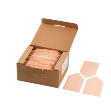 Karton mit mehreren rosa Etiketten, einige Etiketten liegen außerhalb der Box.