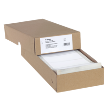 Eine geöffnete Kartonverpackung mit mehreren weißen Blättern darin, beschriftet mit Produktinformationen.