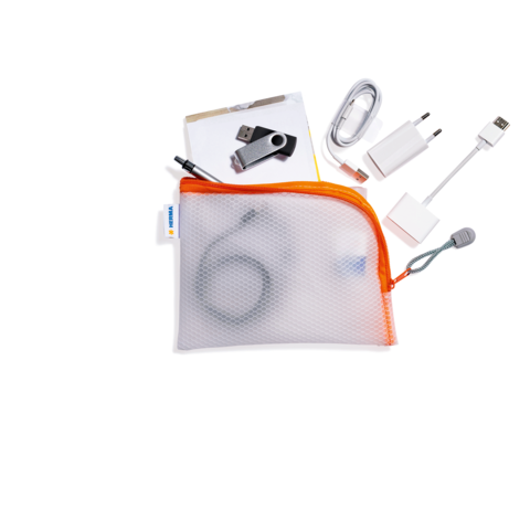 Ein durchsichtiger Beutel mit orangefarbenem Reißverschluss, gefüllt mit einem USB-Stick, Kabeln, einem Ladegerät und einem Notizblock.