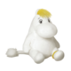 Ein weißes, plüschiges Mumin-Tier mit gelber Mähne und großen Augen sitzt aufrecht. Es hat einen runden Körper und einen kleinen Schwanz.
