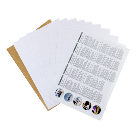 Ein Stapel leerer Blätter und ein Informationsblatt mit Text und Bildern, auf einem braunen Untergrund angeordnet.