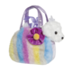 Bunte, plüschige Handtasche mit einem weißen Hundekopf und einer lila Blume auf der Vorderseite.
