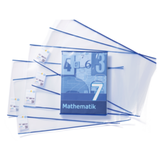 Ein Mathematikbuch mit der Zahl 7 auf dem Cover, umgeben von mehreren transparenten Hüllen und Etiketten.