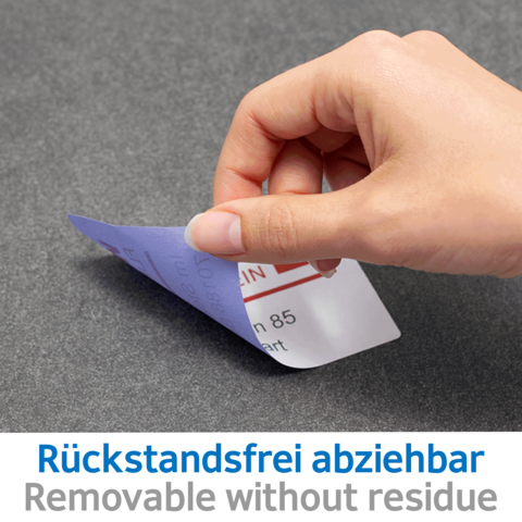 Eine Hand zieht einen abziehbaren Aufkleber von einer Oberfläche, mit dem Text "Rückstandsfrei abziehbar" sichtbar.