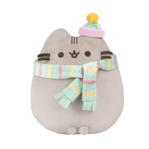 Kuscheliger, grauer Plüschkater mit einem bunten Schal und einer Mütze mit Bommel.