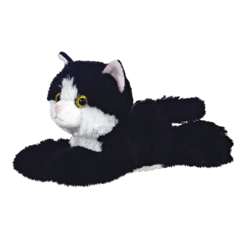 Schwarze und weiße Plüschkatze, die entspannt auf dem Boden liegt, mit großen, gelben Augen und einem freundlichen Gesichtsausdruck.