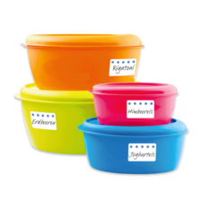 Bunte Aufbewahrungsbehälter in verschiedenen Größen, beschriftet mit "Rigatoni", "Erdbeeren", "Himbeeren" und "Joghurt".