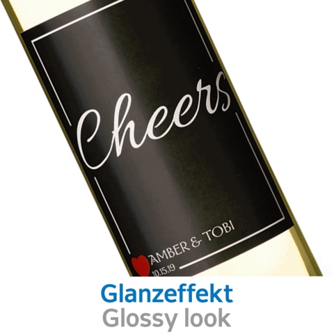 Eine Flasche mit einem Etikett, das "Cheers" zeigt, sowie den Namen "Amber & Tobi" und das Datum "10.15.19".