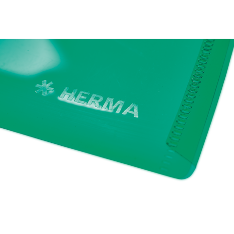 Grünes Kunststoffprodukt mit dem eingeprägten Markennamen "HERMA".